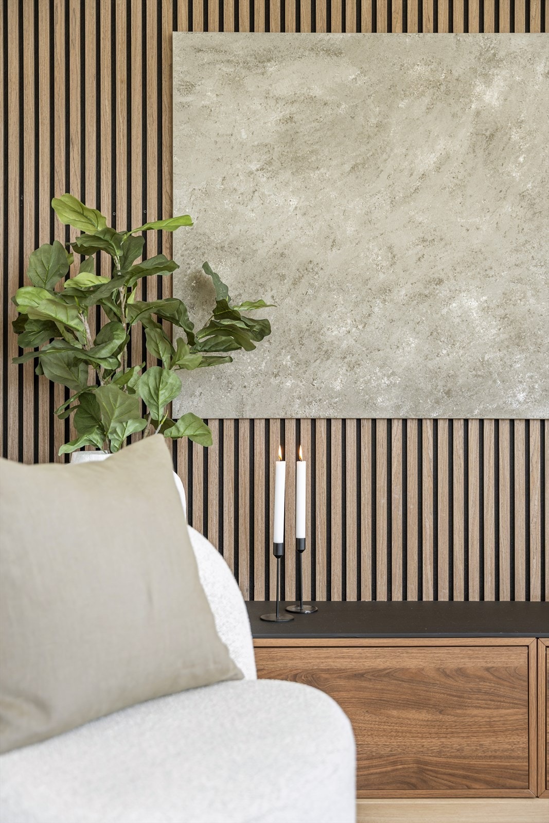 Moderne spilevegg som et dekorativt element i stuen. Galleribilde