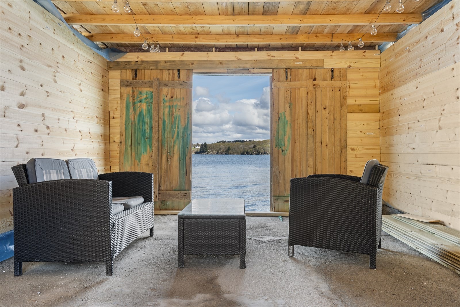 Inne i naustet er det god plass til oppbevaring av båt og utstyr, eller som et sosialt samlingspunkt ved sjøen. Galleribilde