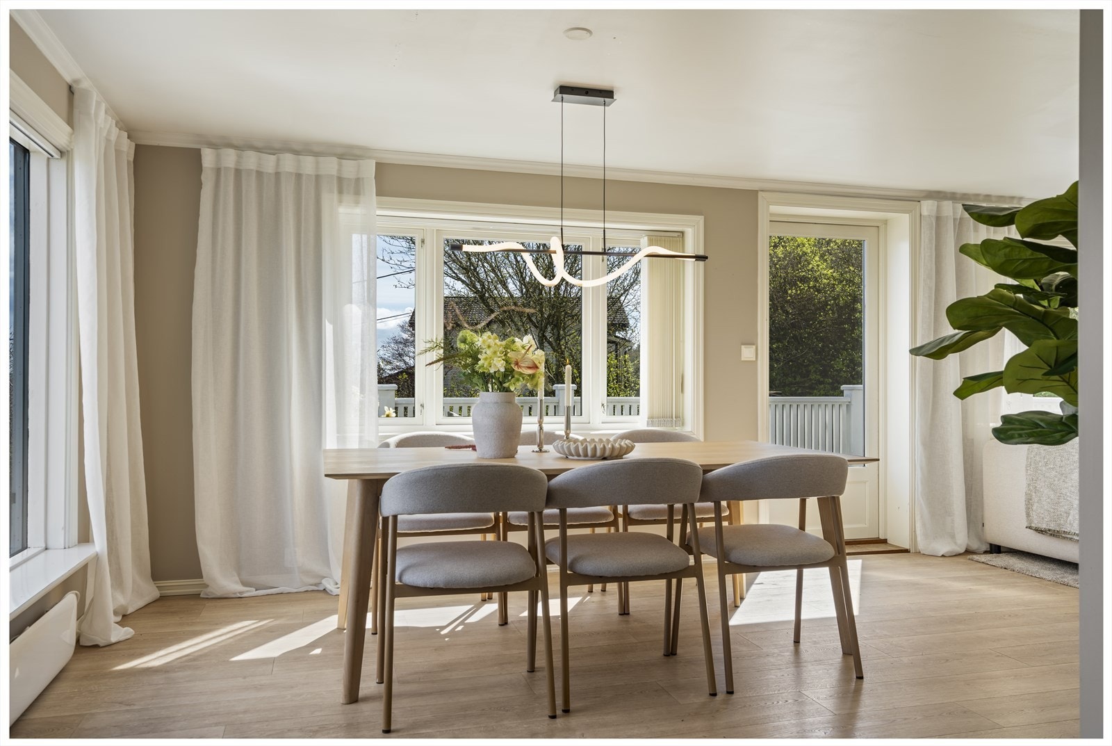 Spisestuen har plass til hyggelige sammenkomster. Galleribilde