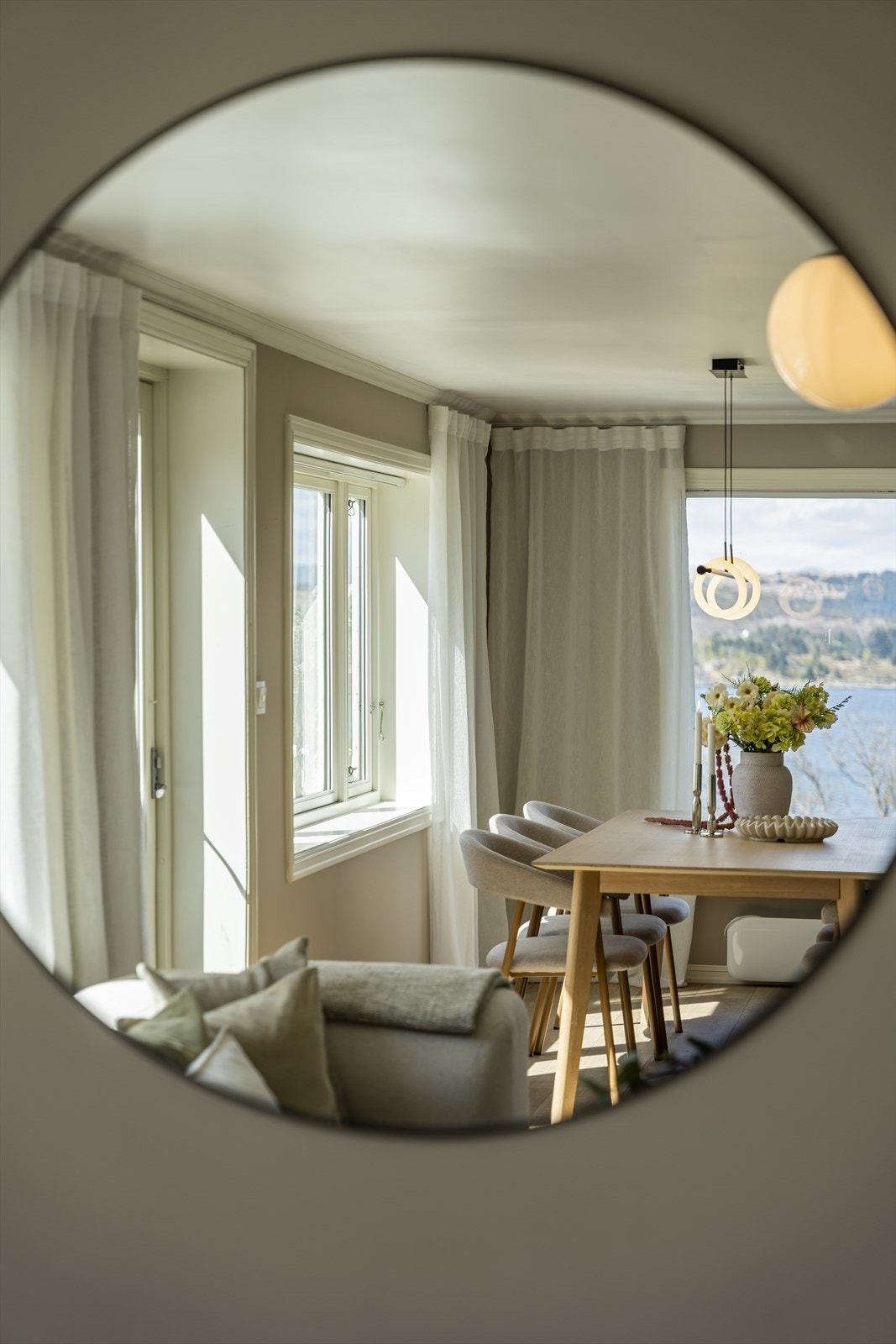 Refleksjon av spisestuen og utsikten. Galleribilde