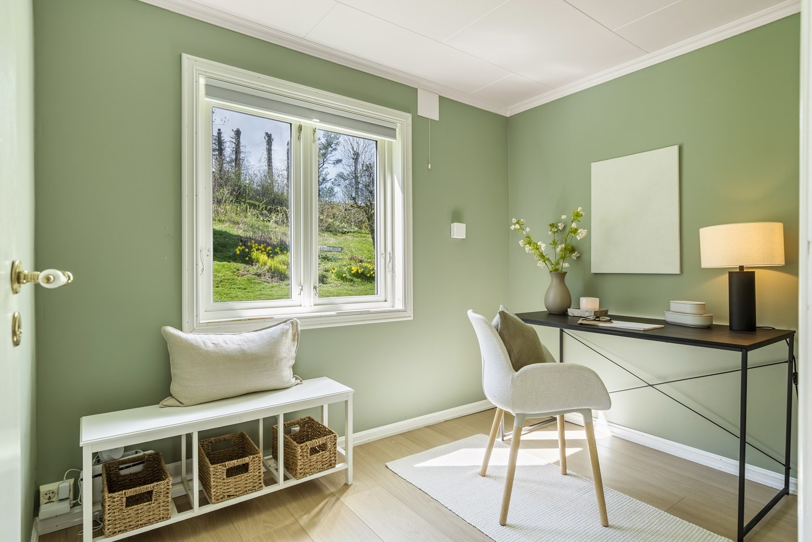 Første etasje inneholder også et kontor, perfekt for hjemmearbeid. Galleribilde