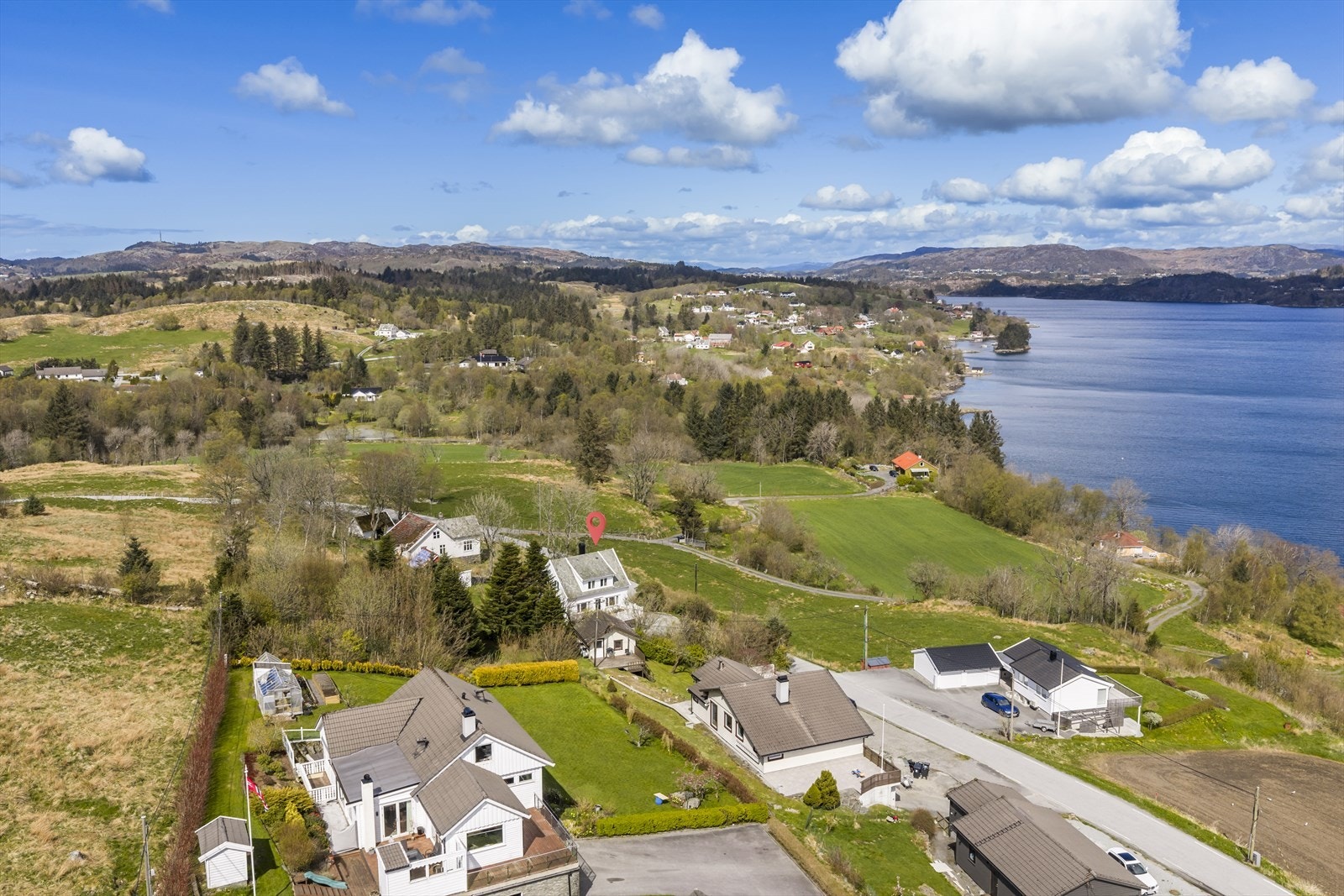 Fra eiendommen er det kort avstand til servicetilbud som Oasen Storsenter og Raglamyr forretningsområde. Galleribilde