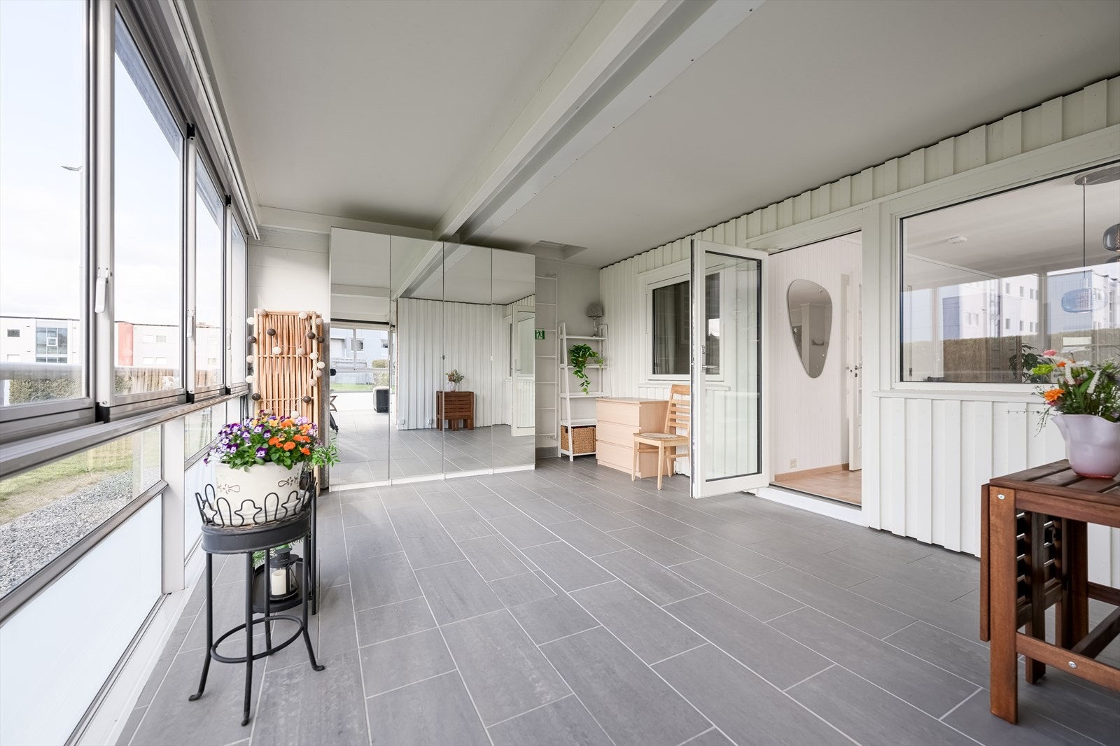Stor terrasse med gode solforhold Galleribilde