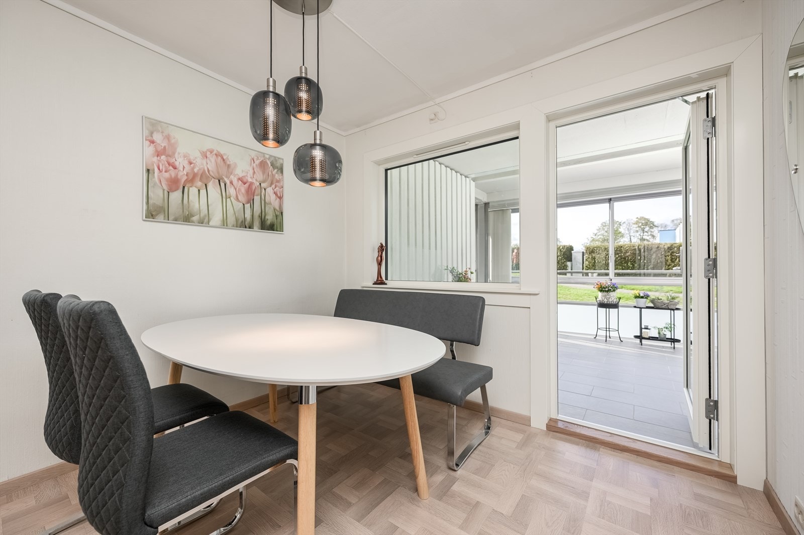 Spisestue har utgang til terrasse. Galleribilde