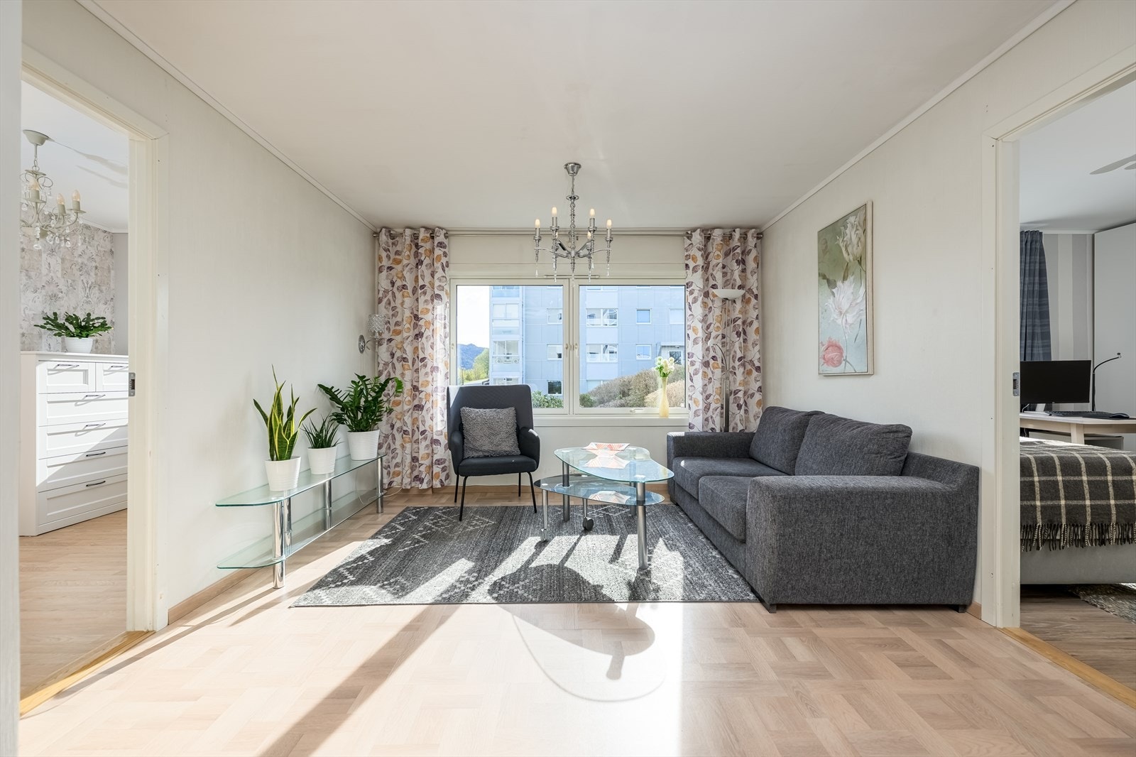 Stue med god plass til både spisebord og sofagruppe Galleribilde