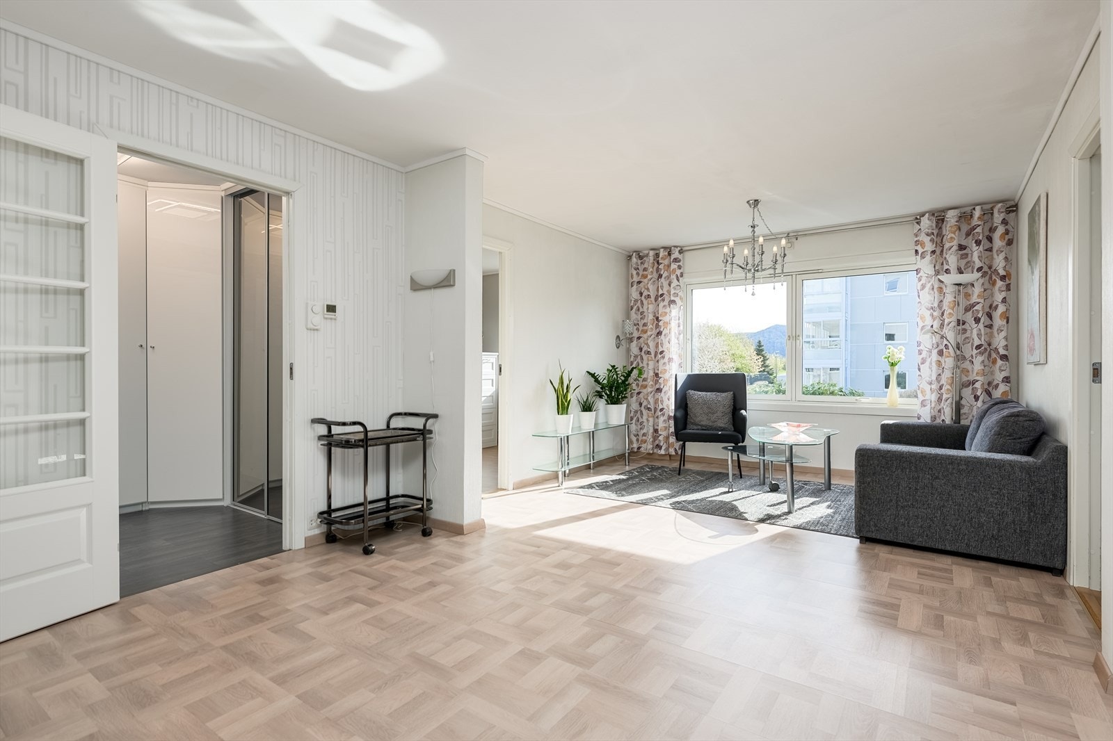 Stue med god plass til både spisebord og sofagruppe Galleribilde