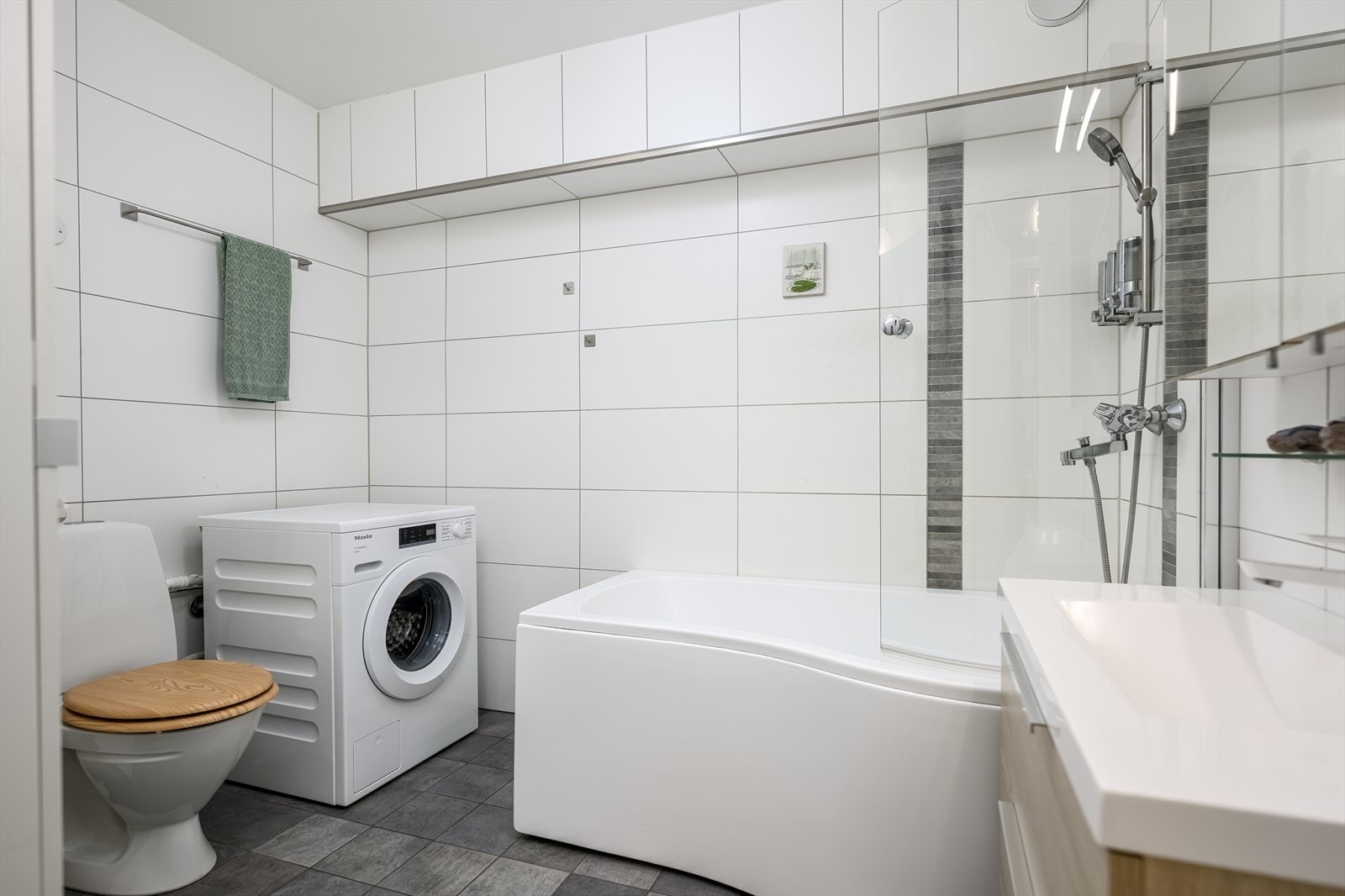 Pent bad med gulv varme, servant, wc og dusj. Galleribilde
