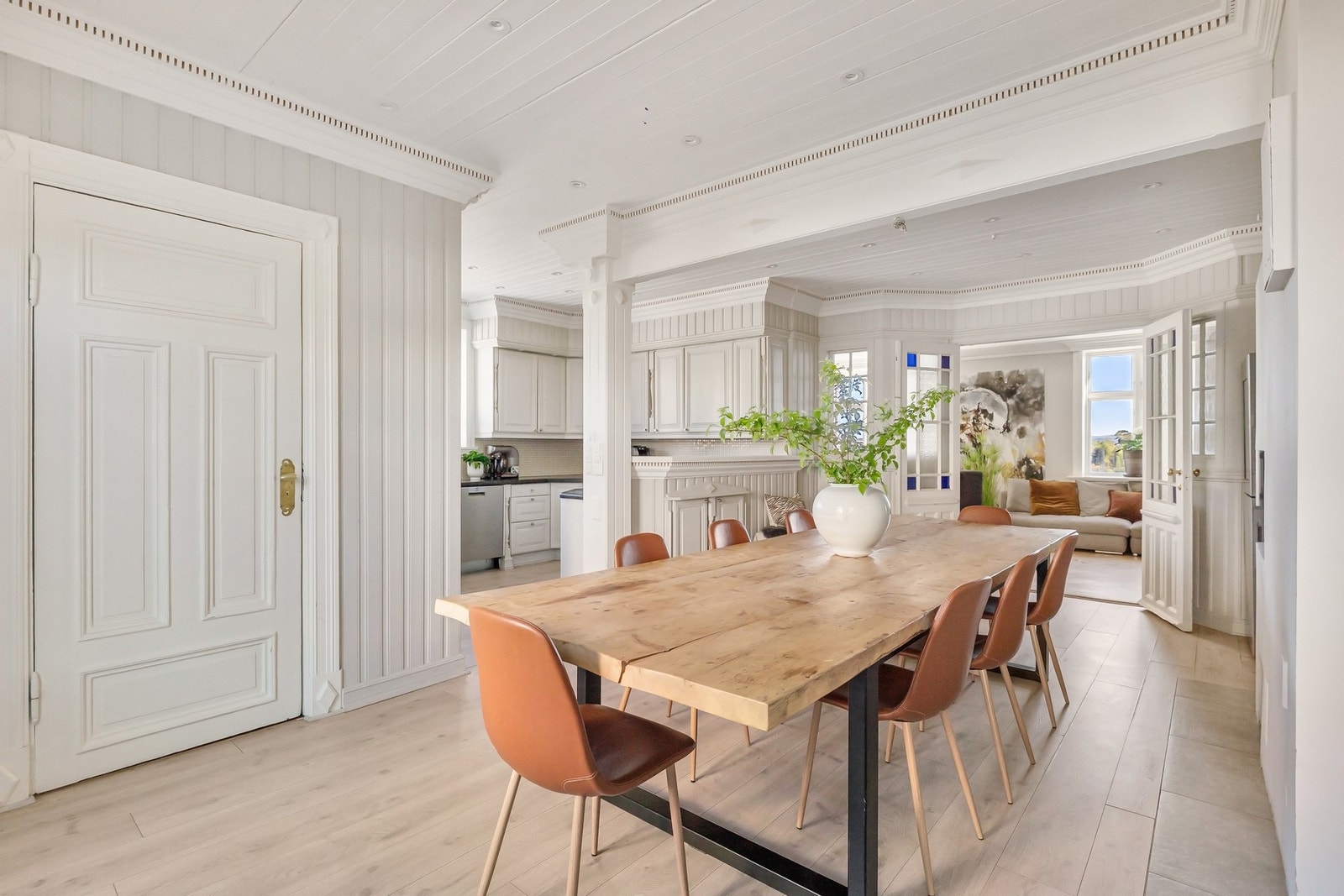 Store vindusflater slipper inn rikelig med naturlig lys. Galleribilde