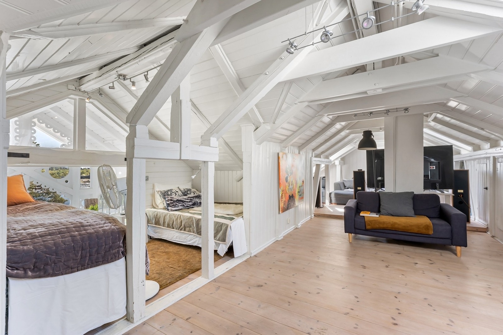 Loftsetasje med særpreg og hyggelig atmosfære. Galleribilde