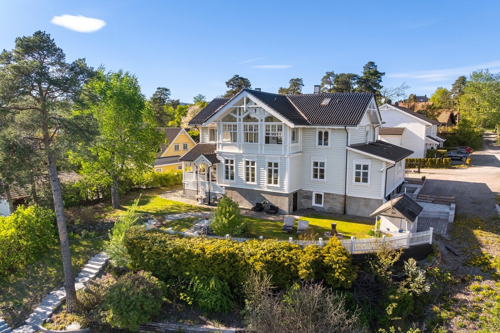Praktfull tomt på hele 3 083 m² med parkmessig preg. Galleribilde