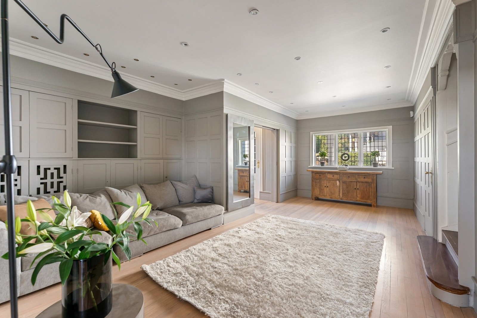 Hall med elegant atmosfære og naturlig flyt mellom rommene. Galleribilde