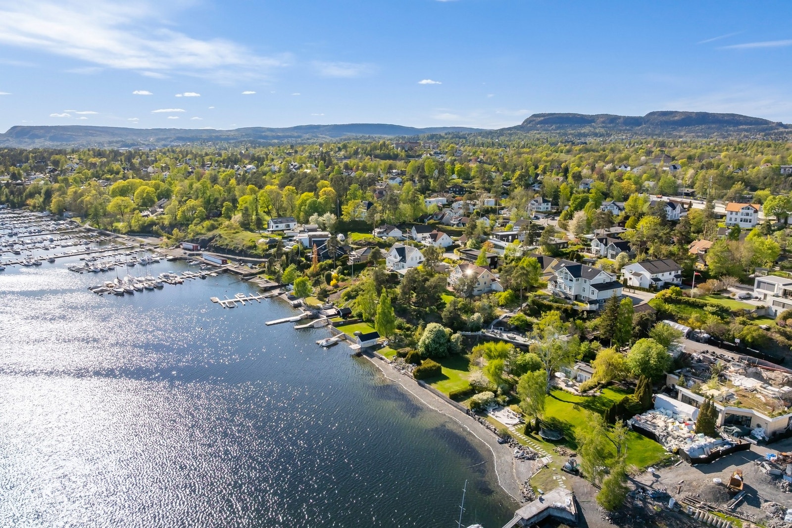 Beliggenheten kombinerer nærhet til sjøen med kort vei til servicetilbud. Galleribilde