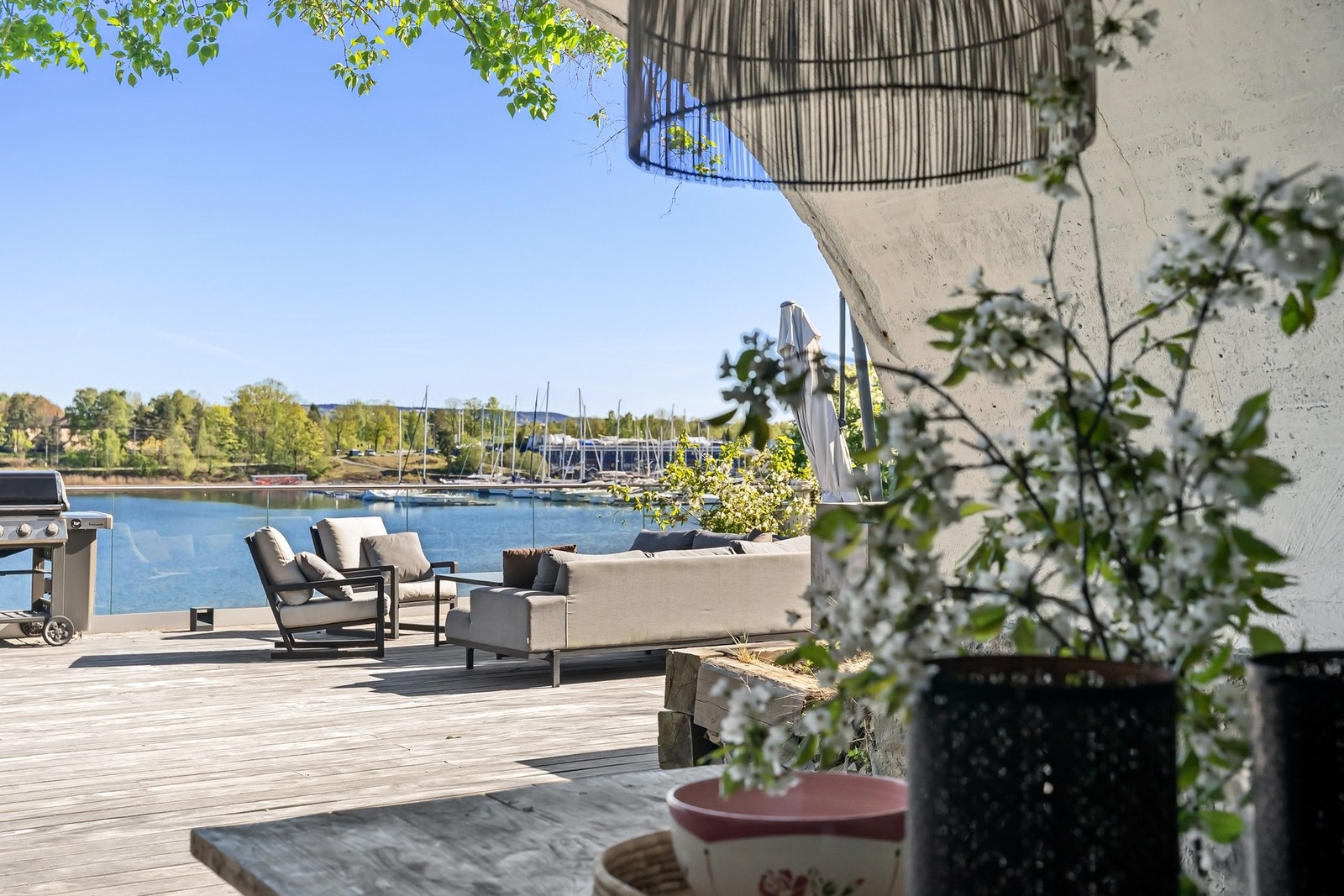 Eksklusiv terrasse utført med brasiliansk teak. Galleribilde