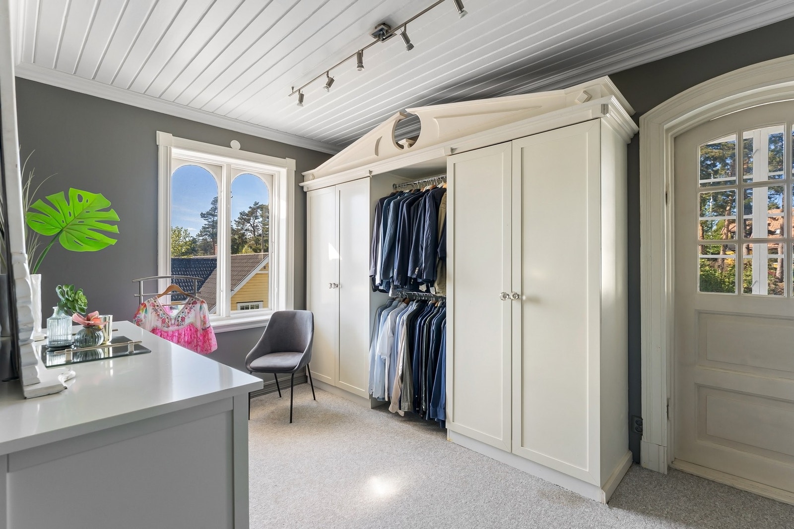 Eget walk-in-closet tilknyttet hovedsoverommet gir hotellfølelse i hverdagen. Galleribilde