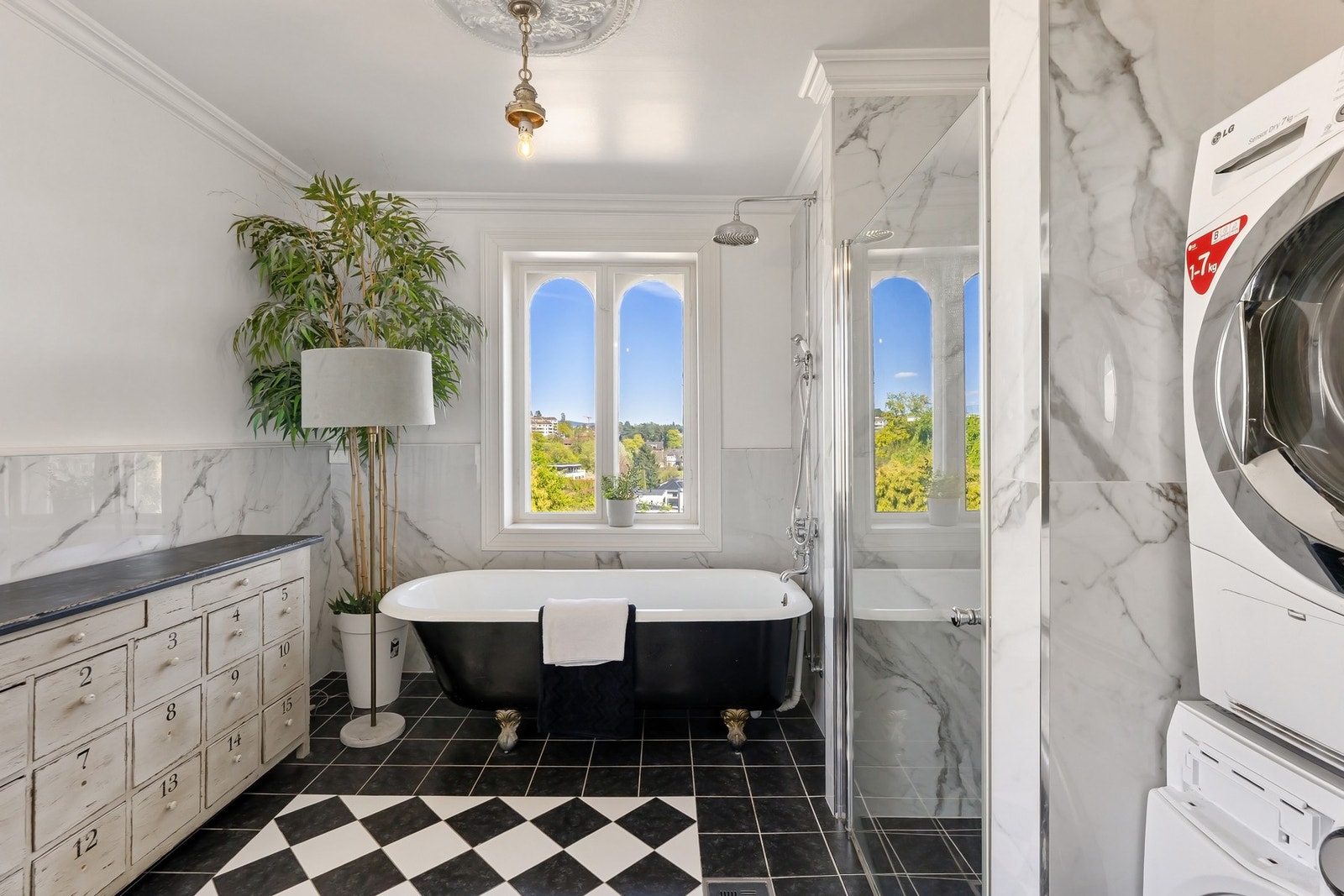 Dette badet har også både dusj og badekar. Galleribilde