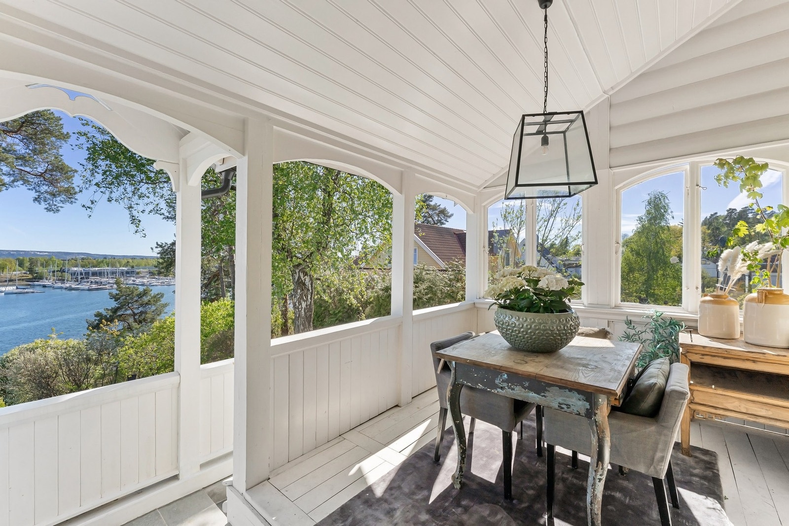 Fra stuen i 2.etasje er det utgang til en herlig veranda. Galleribilde