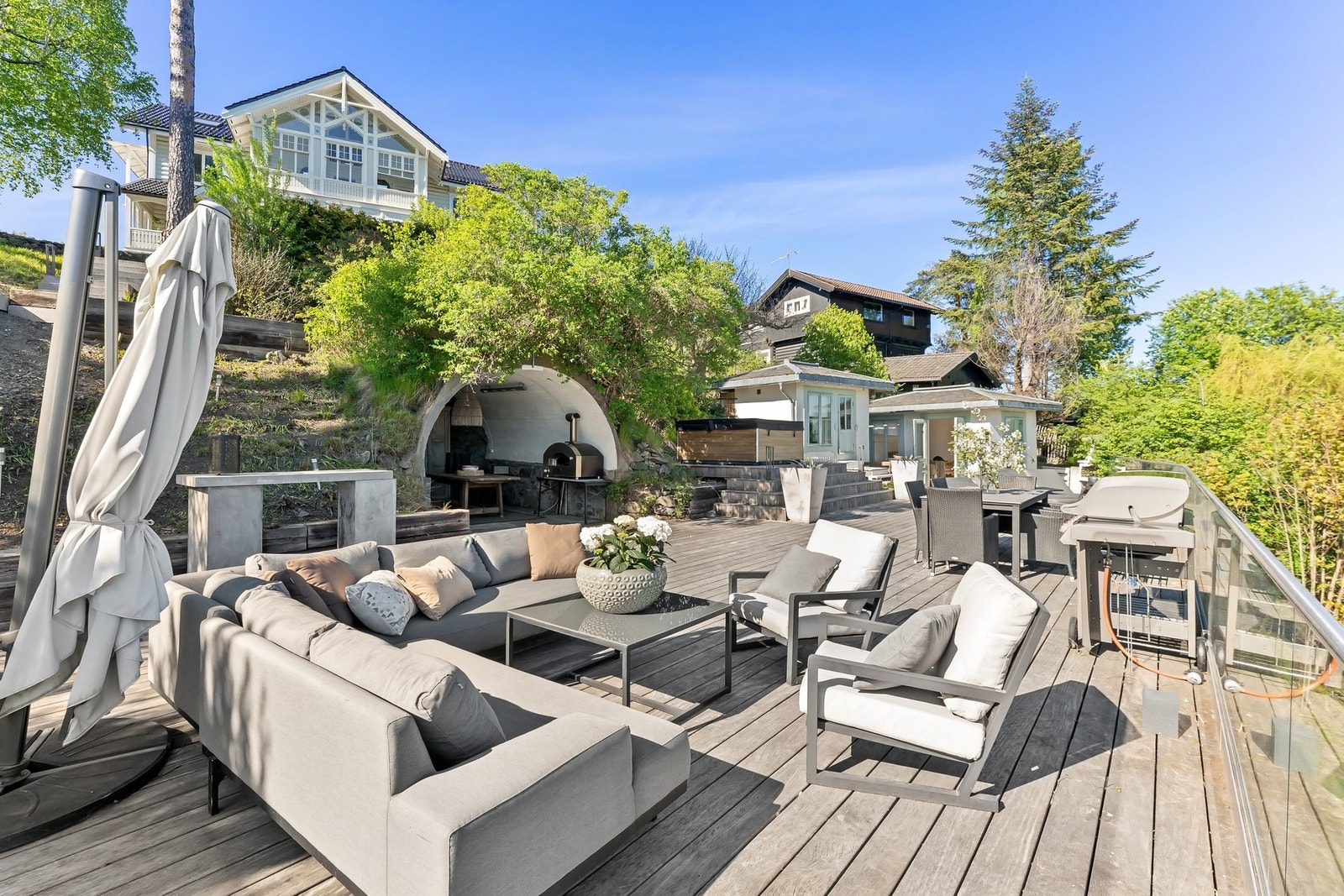 Terrasse med god plass til både spisegruppe og loungeområde. Galleribilde
