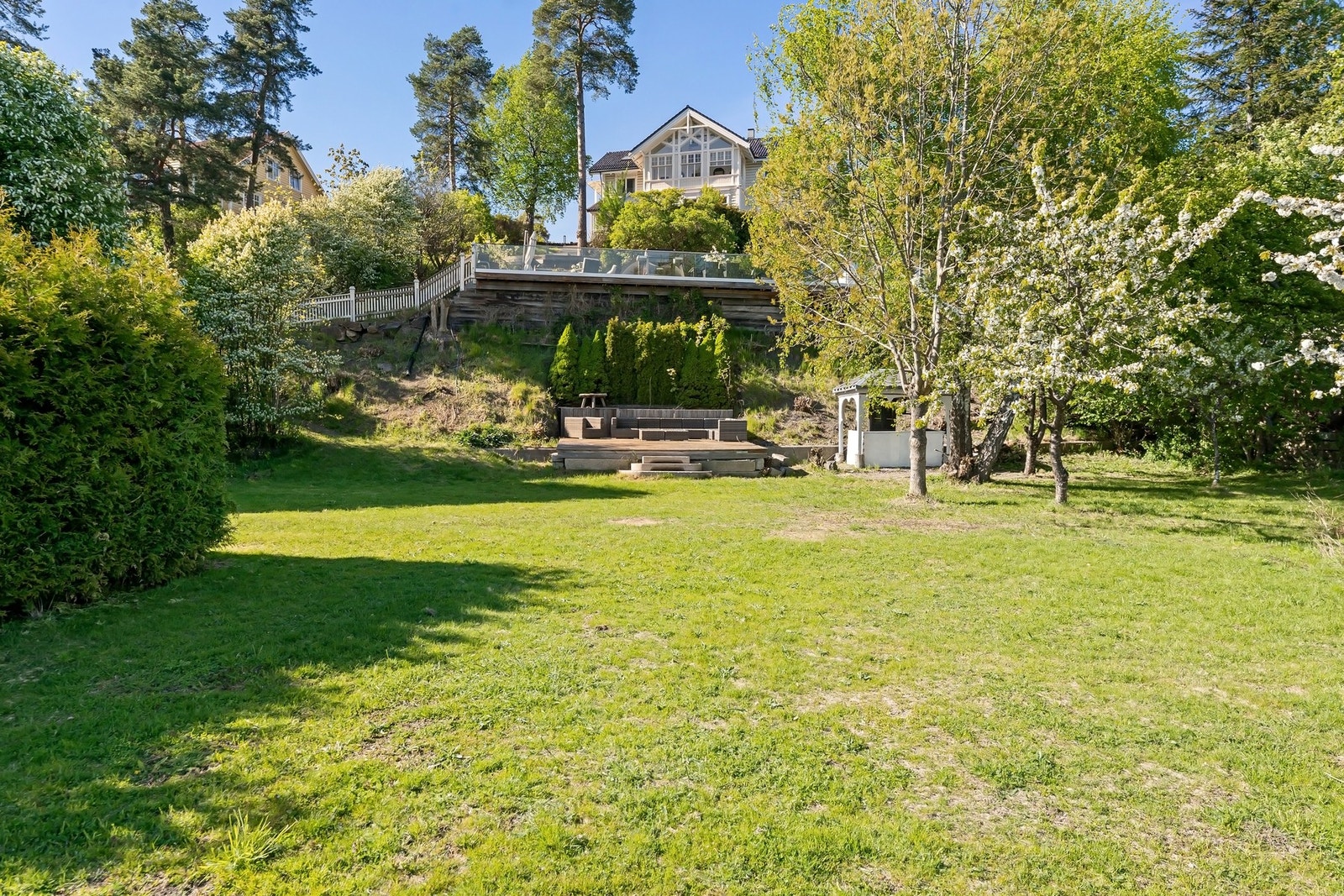 Pent opparbeidede uteområder med frodig vegetasjon. Galleribilde