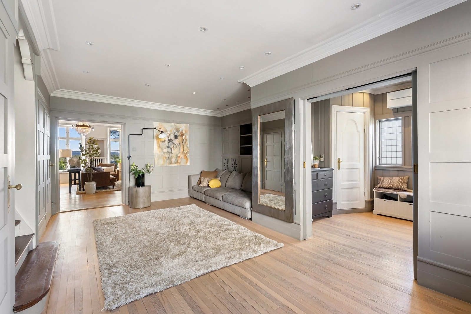 Hall med herskapelig preg og god plass til å ta imot gjester. Galleribilde