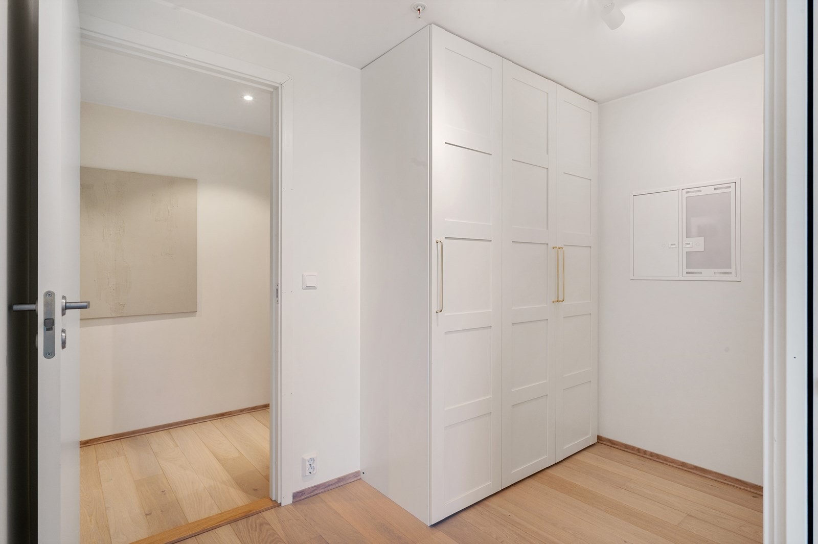 Fra begge soverommene og entréen er det adkomst til omkledningsrom på 5,7 m². Galleribilde