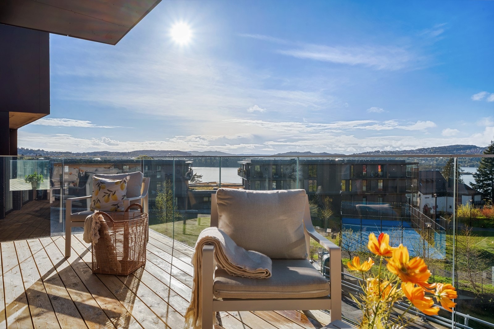 Den nord-vestvendte altanen på 12,7 m² er et stort pluss for boligen. Galleribilde
