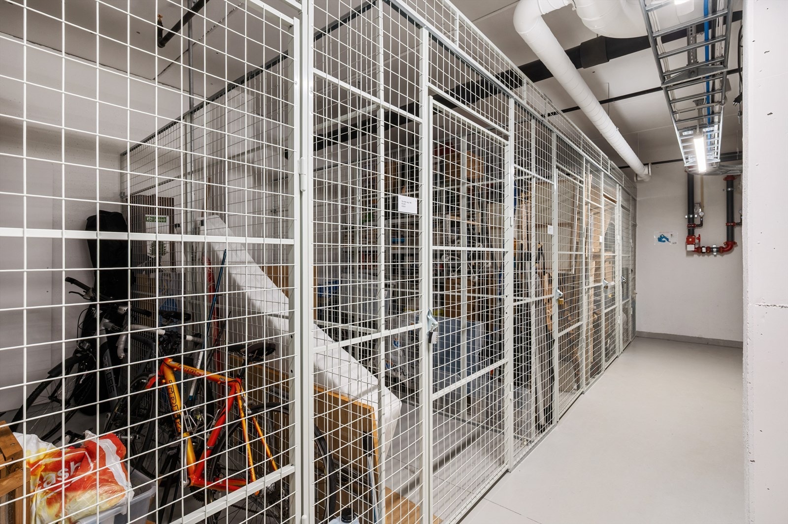 I kjelleren finner du en romslig bod på 5,2 m². Galleribilde