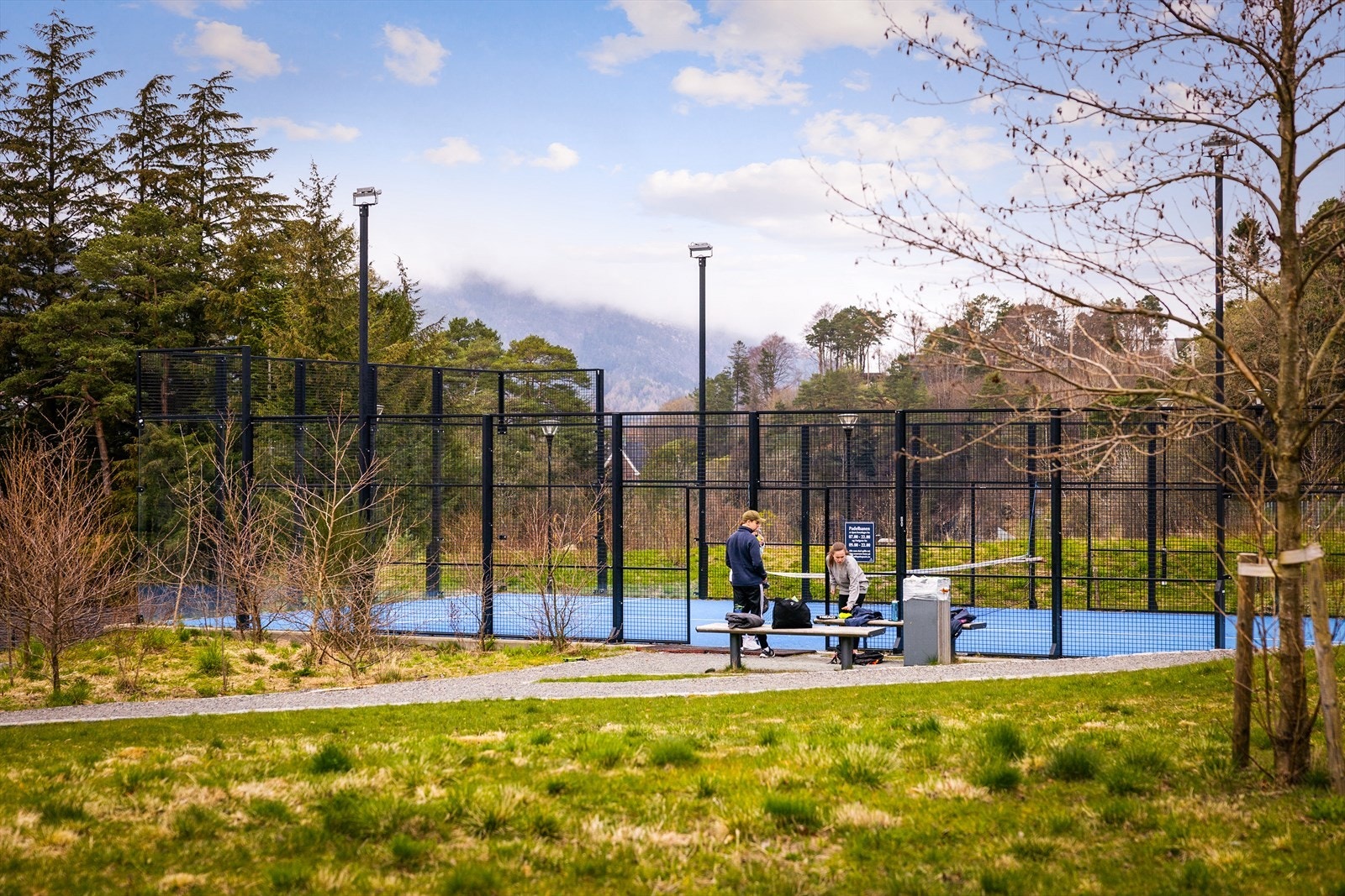 Her kan det blant annet trekkes frem lekeplasser, padeltennis, fotballbane, privat sjøhus med kano, kajak, supbrett og badebrygge. Galleribilde