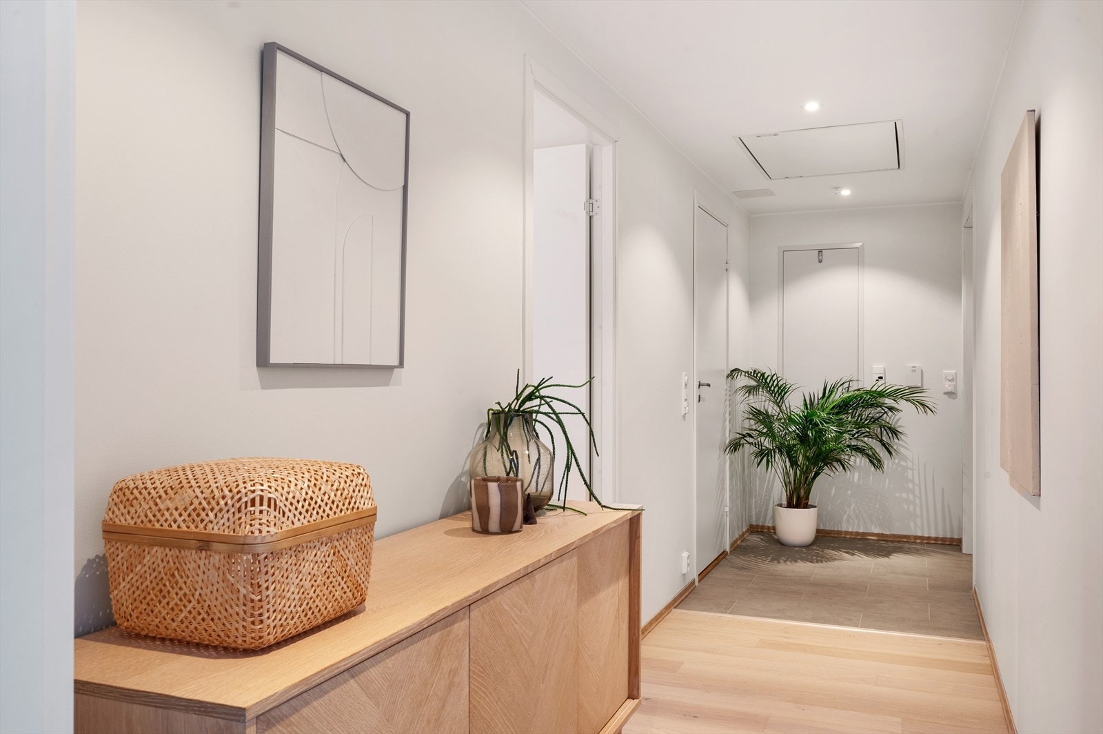 Entréen på 8,6 m² ønsker deg velkommen med en god romfølelse og plass til oppbevaring. Galleribilde