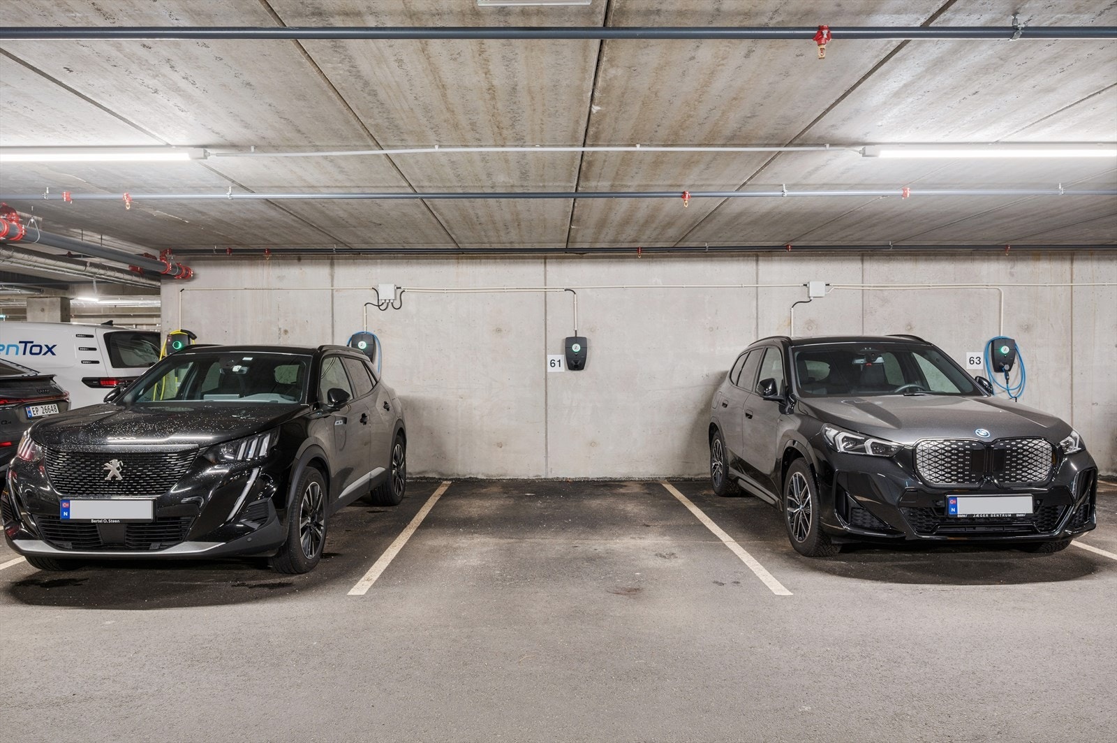 Fast parkeringsplass i garasjeanlegg m/elbillader. Galleribilde