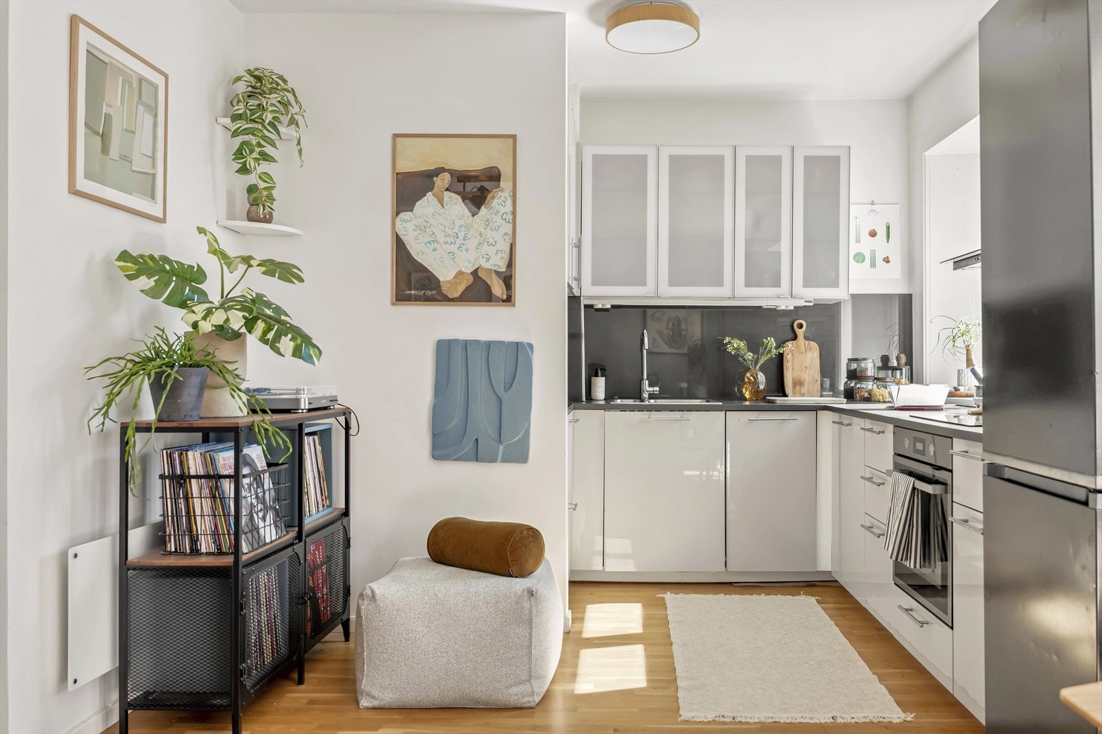 I en åpen løsning med stuen finner man et lekkert IKEA kjøkken fra 2017 med masse benk- og oppbevaringsplass. Galleribilde