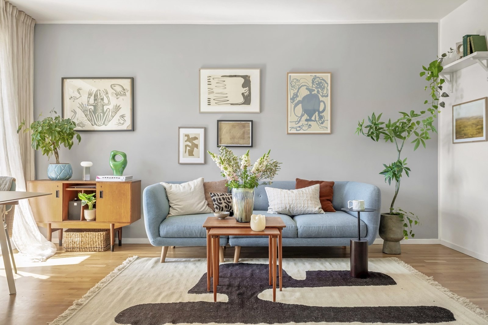 Leiligheten har en gjennomgående planløsning og store vindusflater som sørger for rikelig med naturlig lysinnslipp. Galleribilde