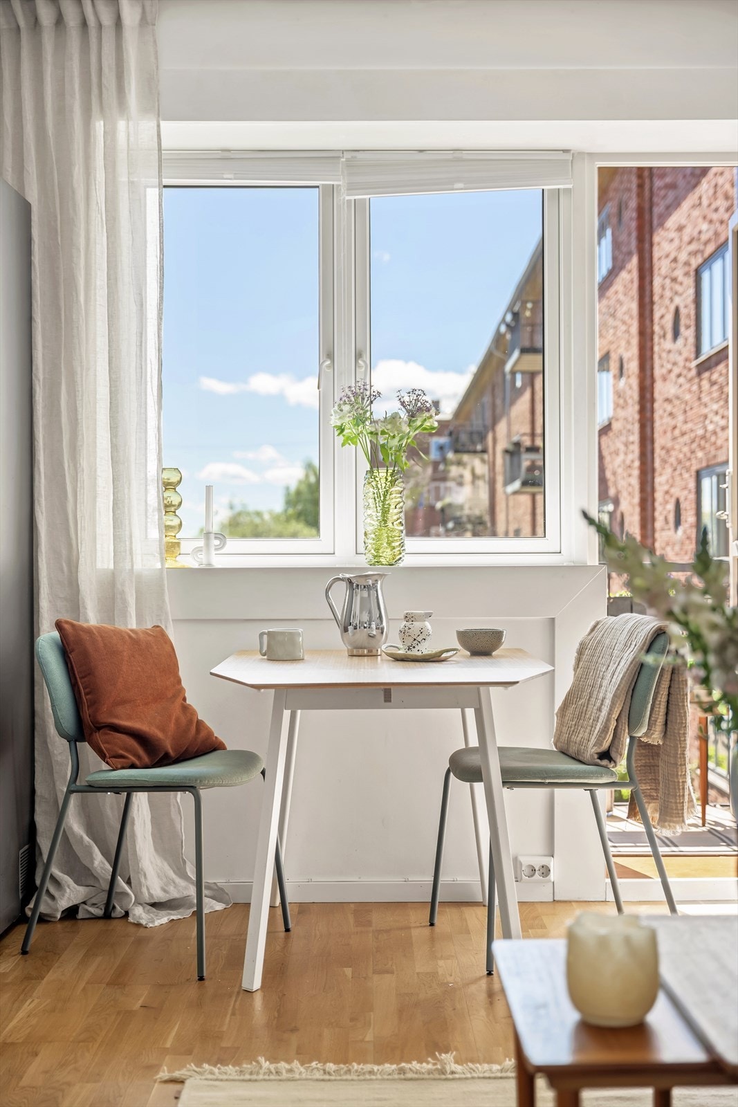 Her kan frokosten eller en bedre middag nytes med utsikt over en av Oslos triveligste bakgårder! Galleribilde