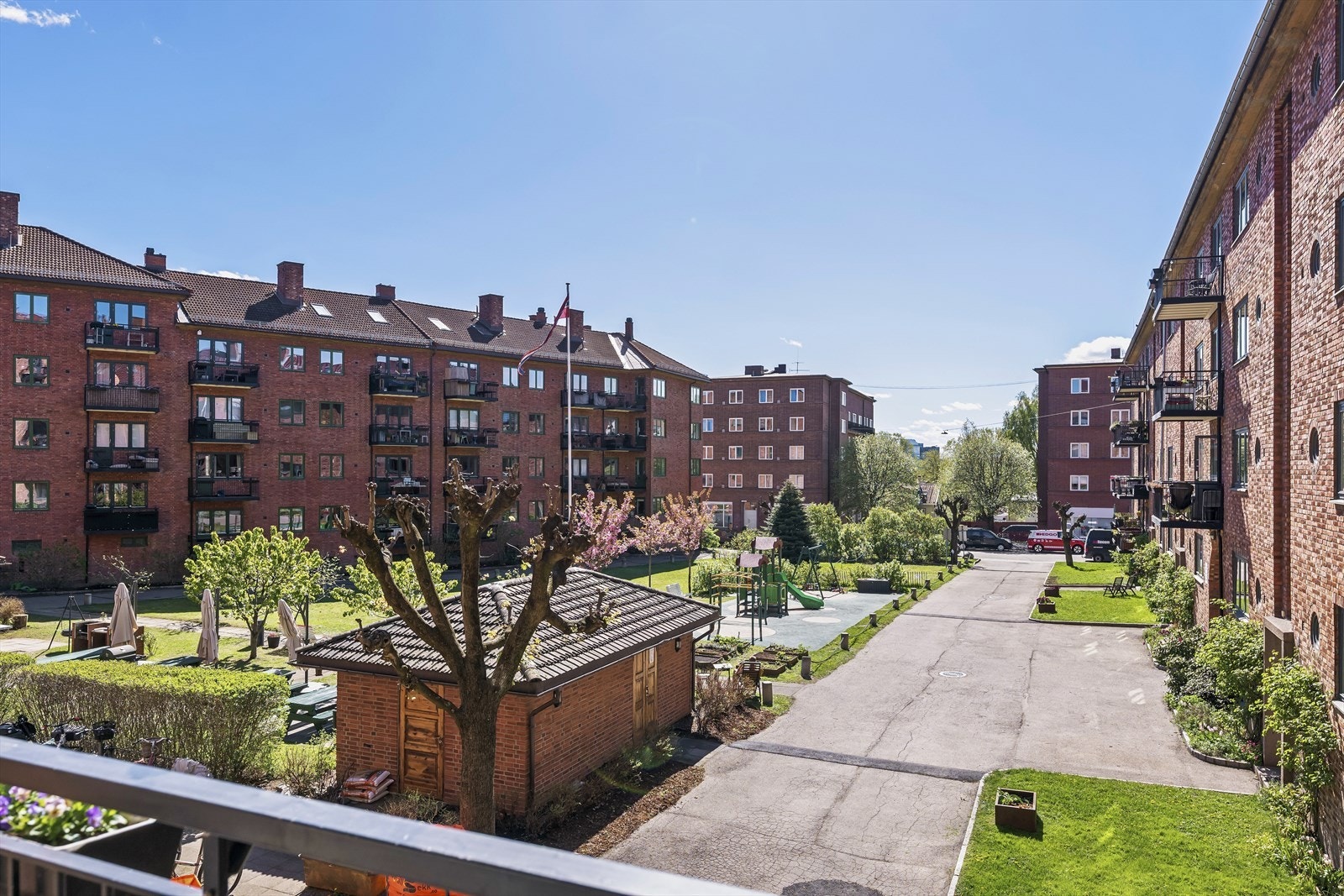 Fantastisk fin og frodig utsikt over bakgården fra balkongen. Her har man også god sikt til lekestativene i bakgården, som er til stor glede for de aller minste. Galleribilde