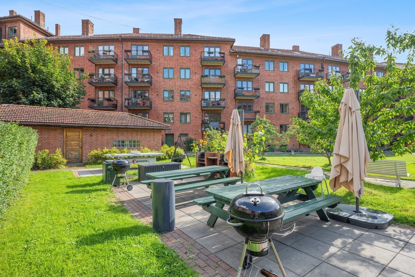 Rett utenfor boligen har du en av Oslos triveligste bakgårder med flere sitteplasser, grøntområder, beplantning, grill og ikke minst bordtenninsbord! Galleribilde