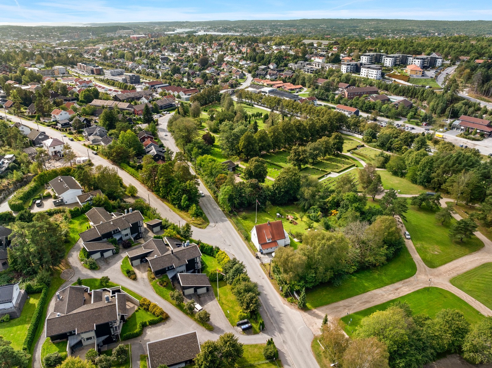 Eiendommen ligger sentralt, men samtidig tilbaketrukket og rolig. Galleribilde