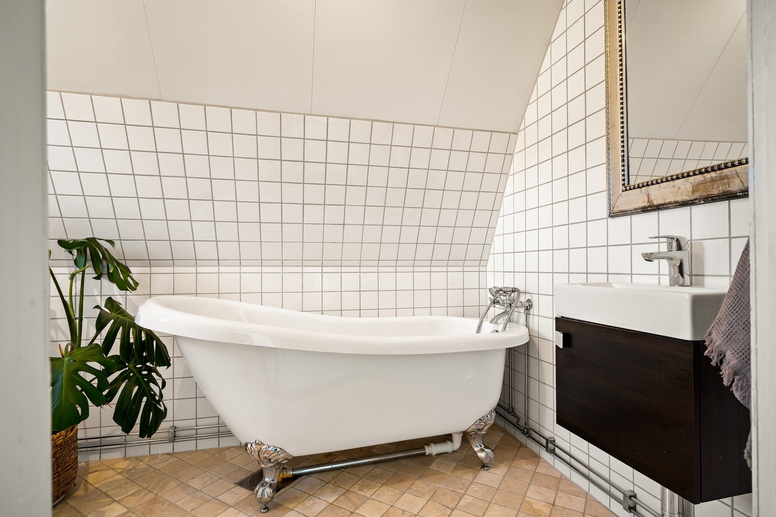 Badet i andre etasje er fra 2010 og har flislagt gulv med elektrisk gulvvarme. Galleribilde