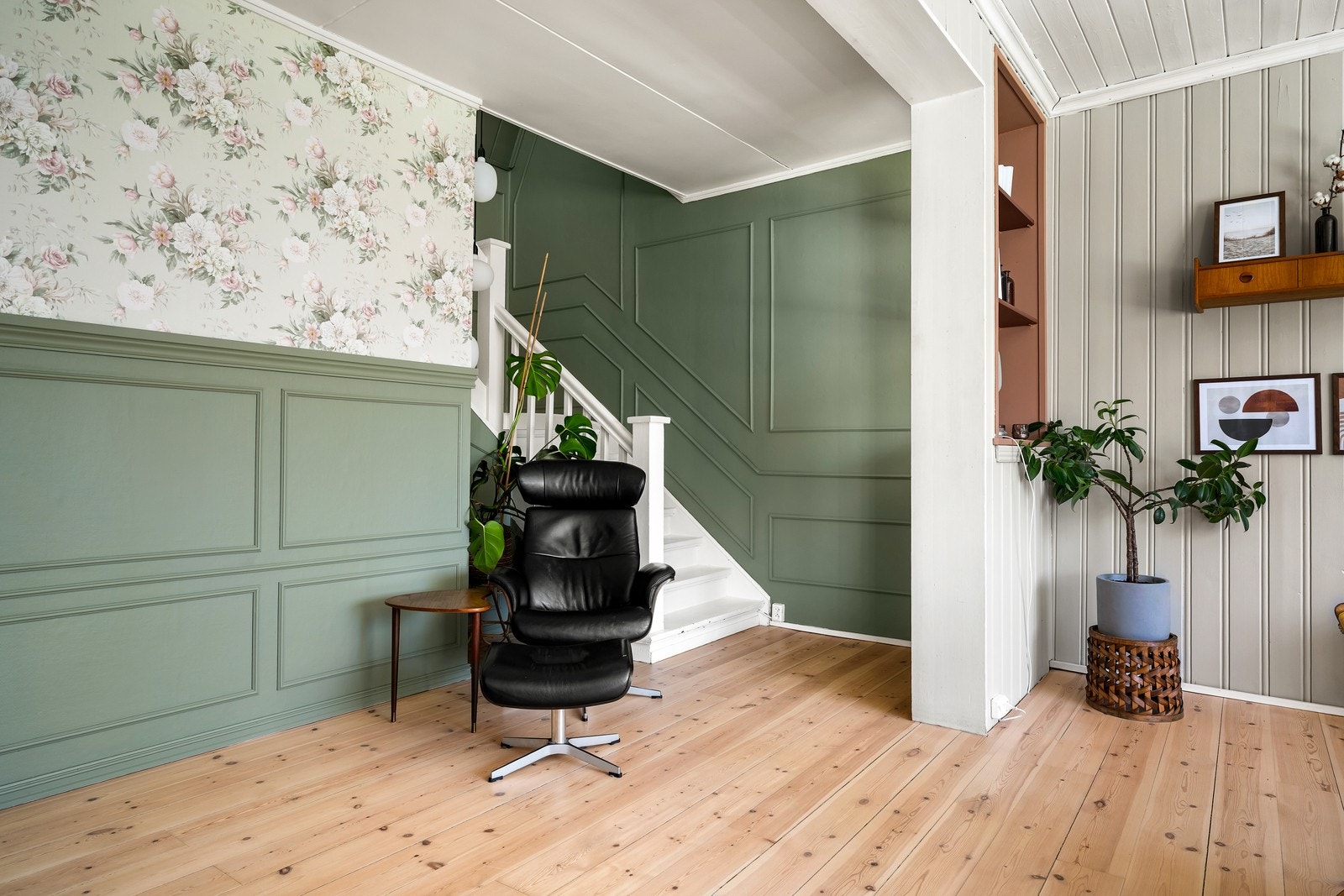 Den malte tretrappen med sving leder opp til andre etasje. Galleribilde