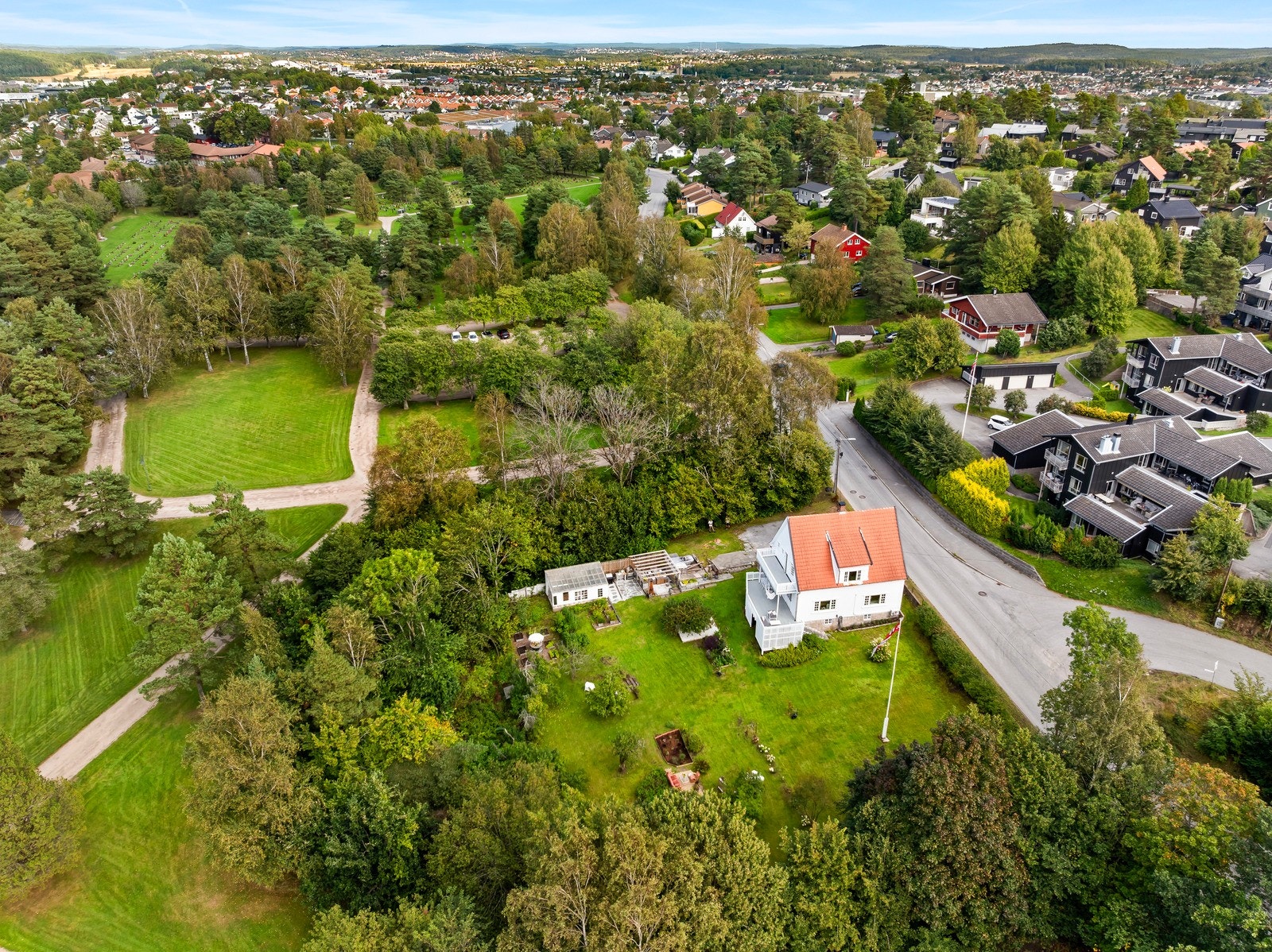 Det er kort vei til både skoler og barnehager, som Nøkleby skole (9 min) og Wilbergjordet barnehage (3 min). Galleribilde
