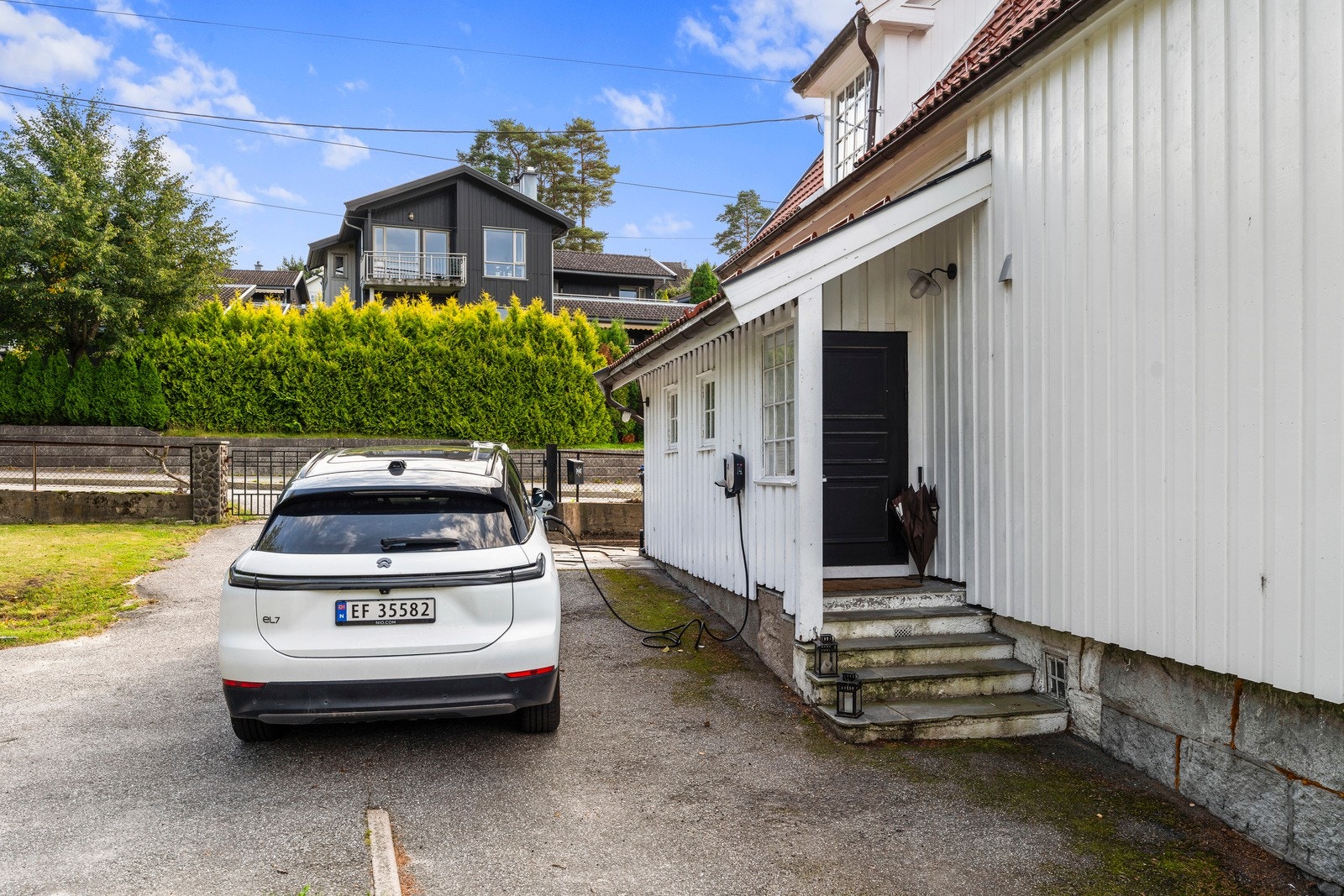 Eiendommen har en praktisk adkomst fra veien. Galleribilde
