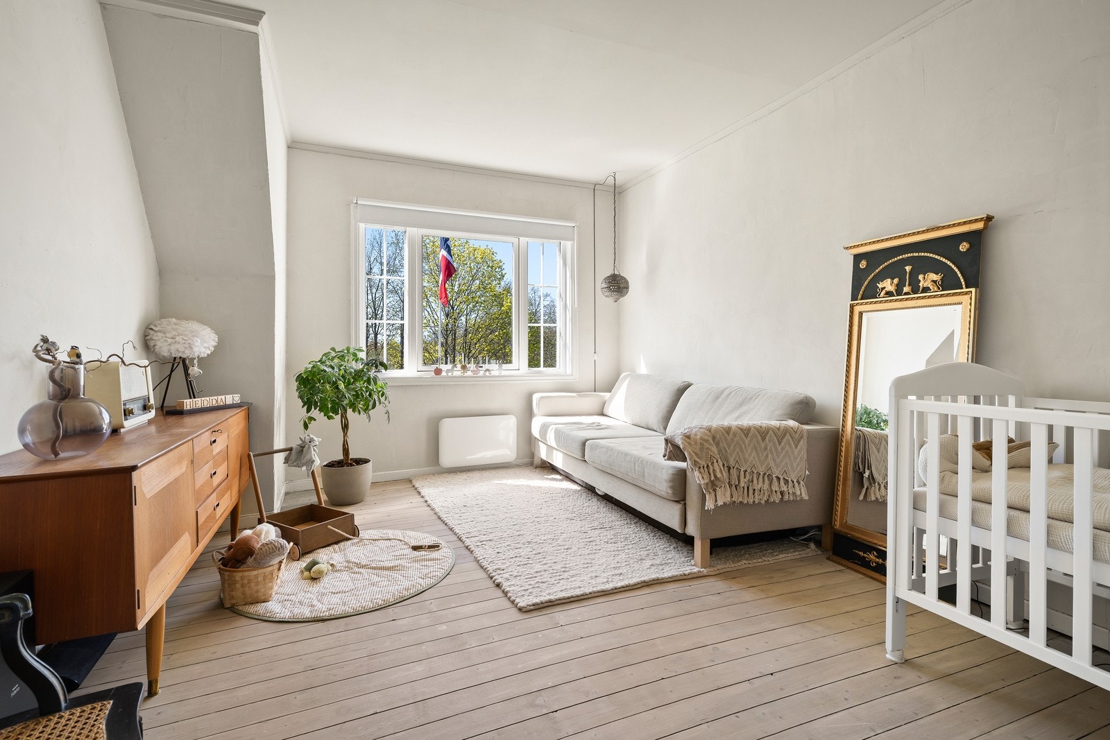 Et romslig soverom med plass til både seng og en liten sittegruppe. Galleribilde