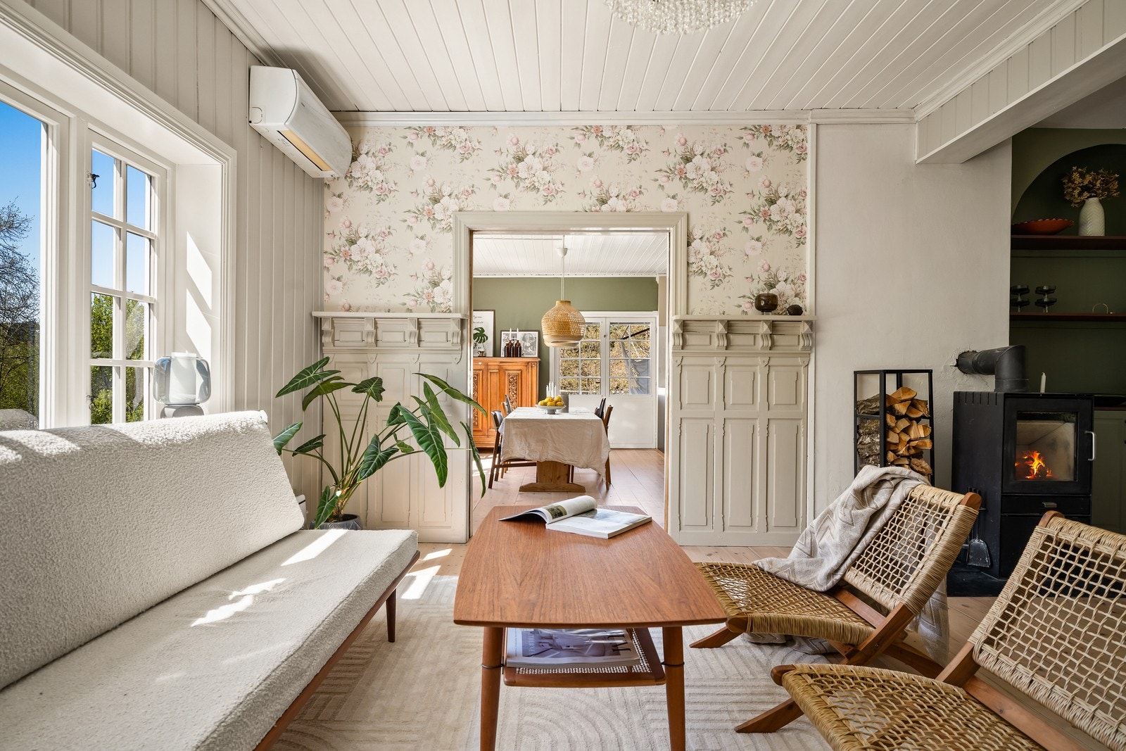 Tofløyet dør med glassfelt skaper en elegant overgang mellom stue og kjøkken. Galleribilde