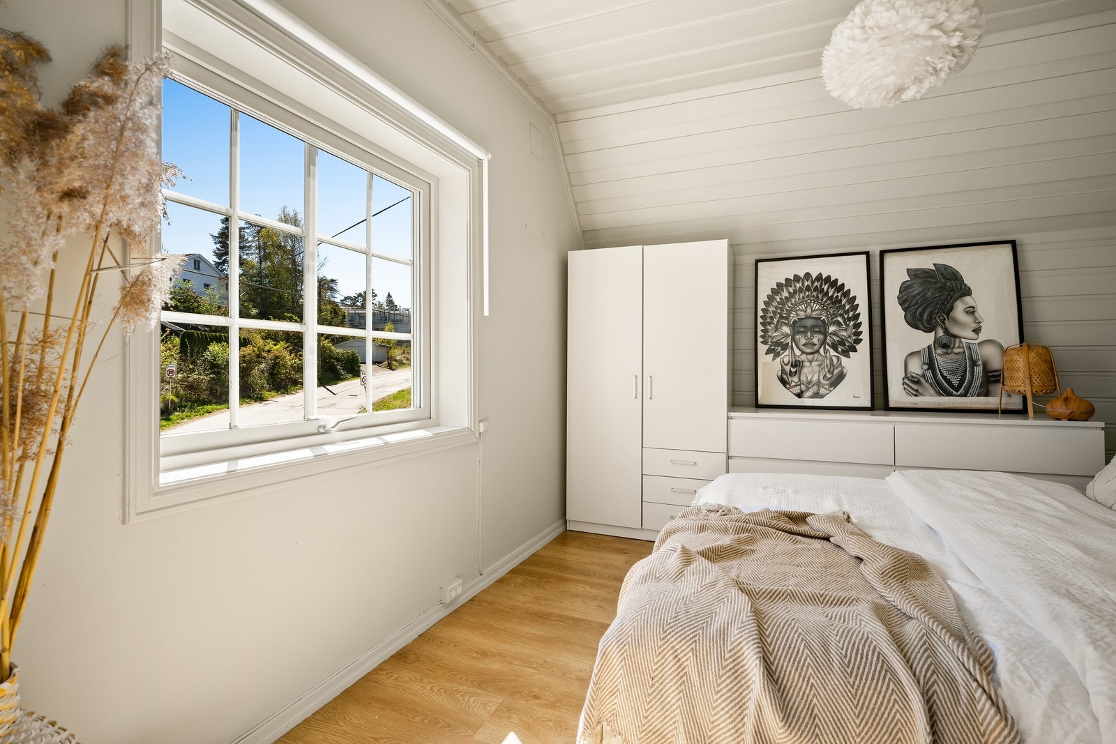 Soverommene har overflater med laminat på gulv, og vegger med panel, tapet og malte plater. Galleribilde