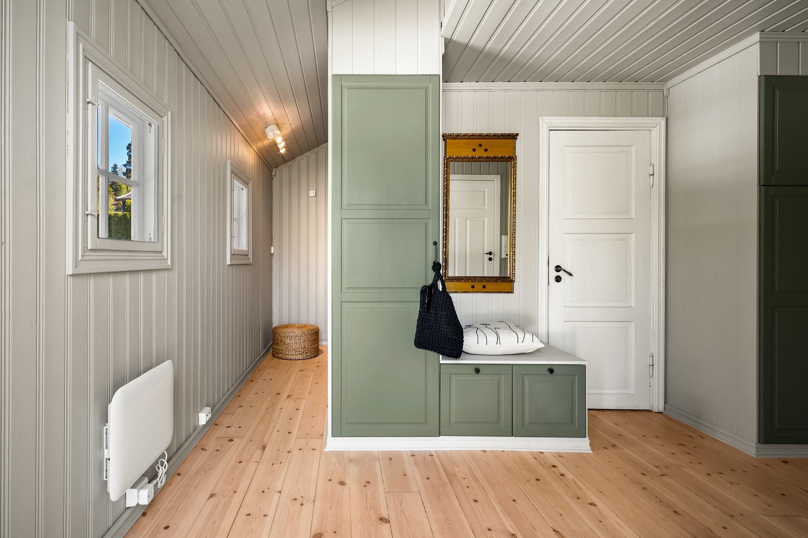 Originale tregulv og panelvegger gir en umiddelbar følelse av boligens karakter. Galleribilde