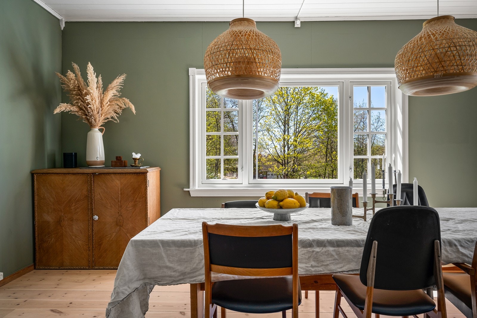 Spisestuen har god plass til langbord for sosiale sammenkomster. Galleribilde
