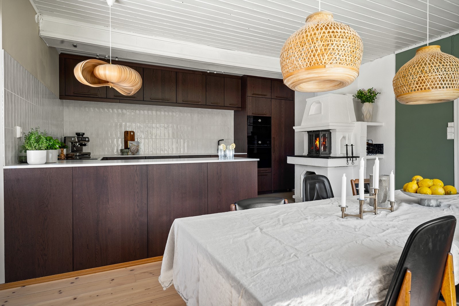 Kjøkkenet fra IKEA har en tidløs design med glatte fronter og en solid benkeplate i stein-lignende materiale. Galleribilde