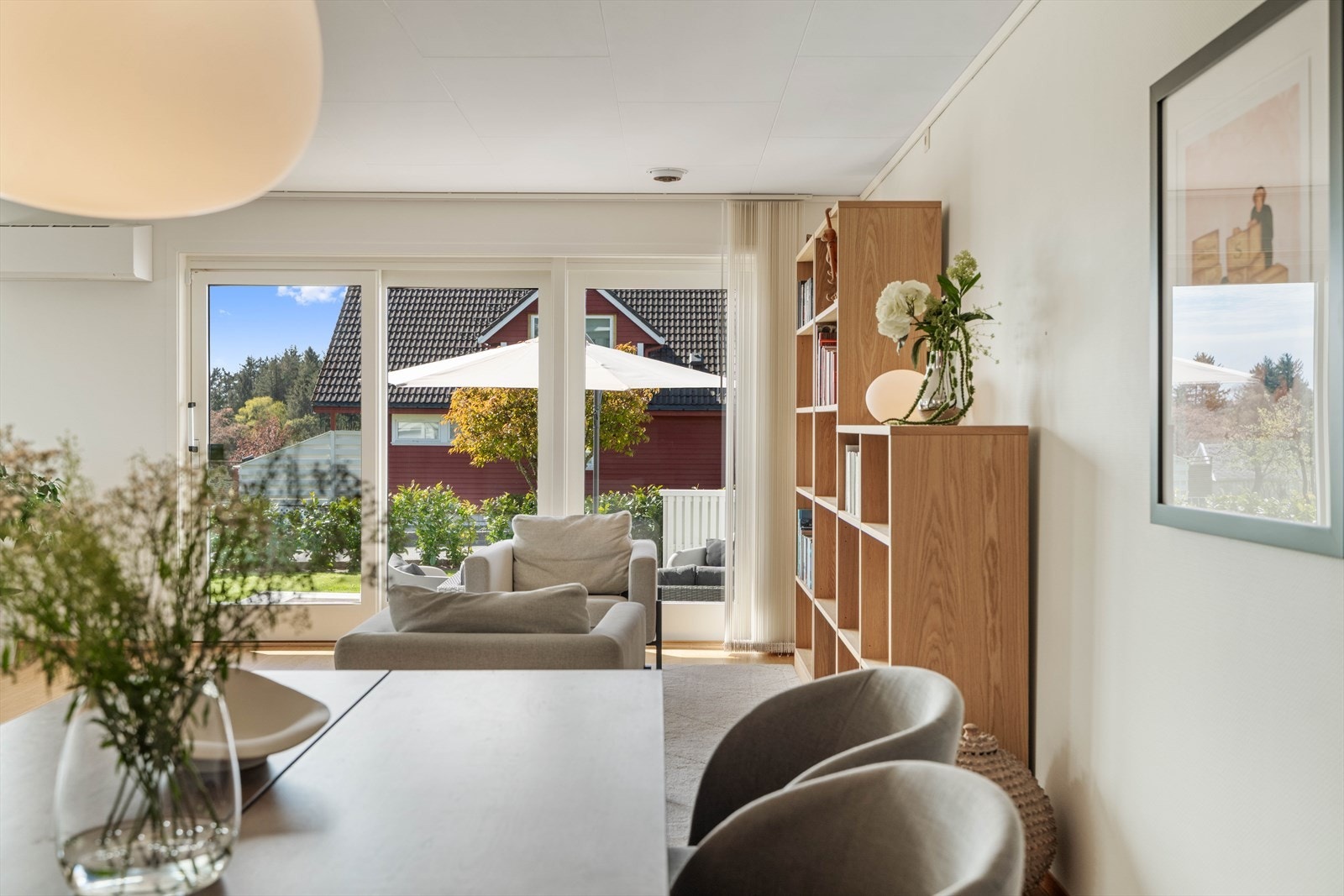 Fra stuen er det direkte utgang til en terrasse på 30 kvadratmeter. Galleribilde
