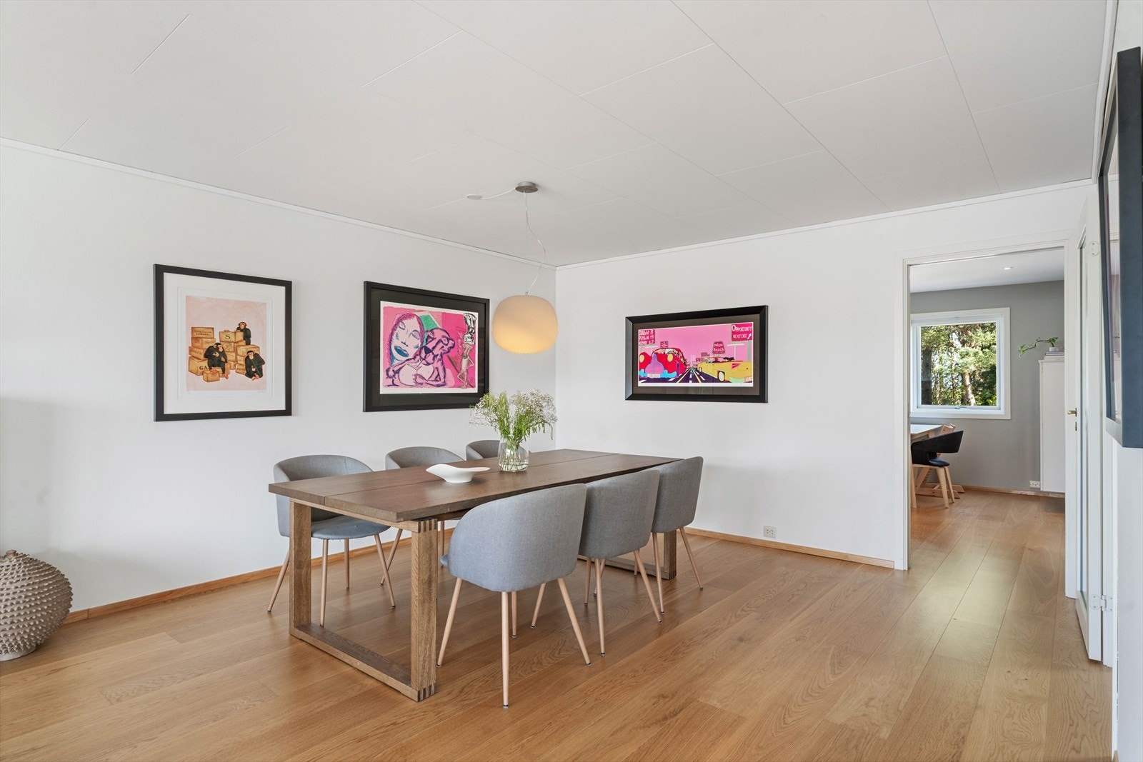 Spisestuen ligger i tilknytning til både stuen og kjøkkenet, perfekt for middagsselskaper. Galleribilde
