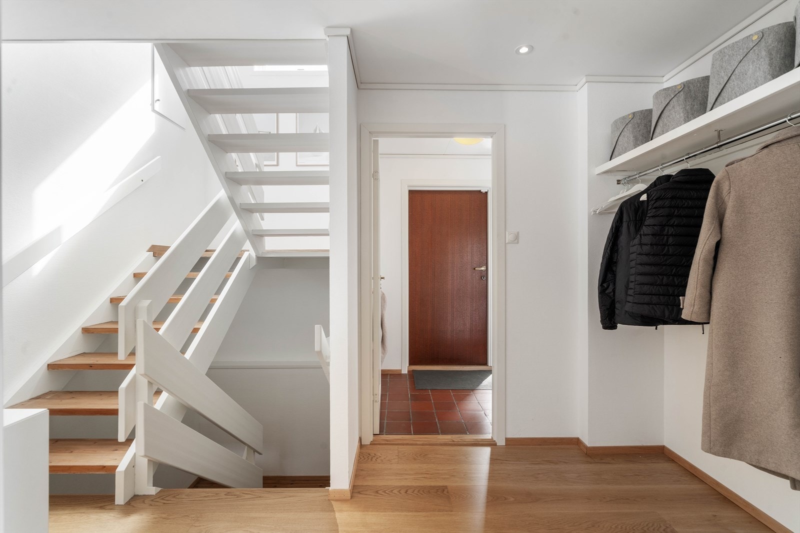 Fra gangen i første etasje går trappen opp til en privat sone med soverom og loftstue. Galleribilde