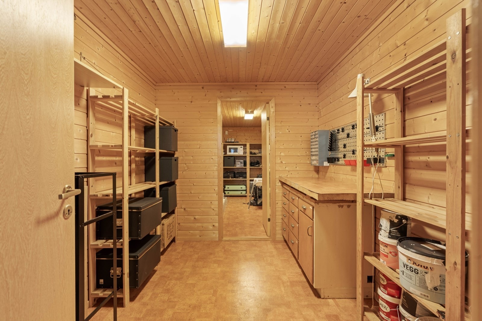 Kjelleren har et eget verksted og flere boder som gir rikelig med lagringsplass. Galleribilde