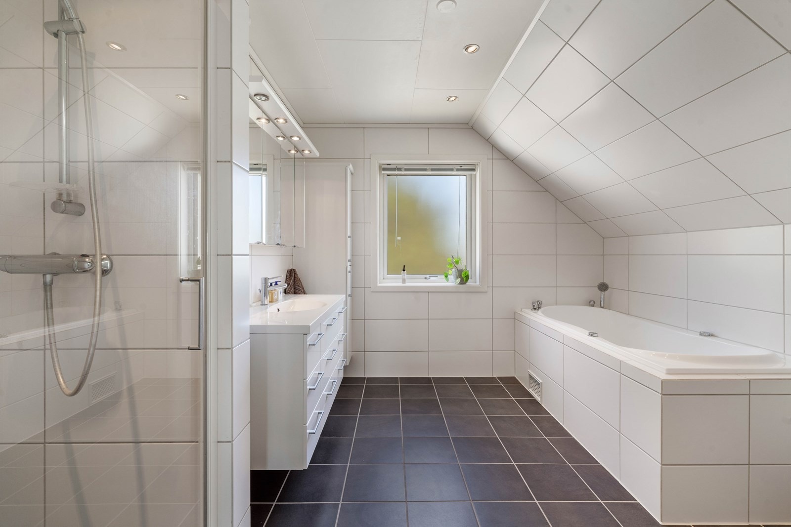 Badet i andre etasje ble utført i 2009 og er helfliset. Galleribilde